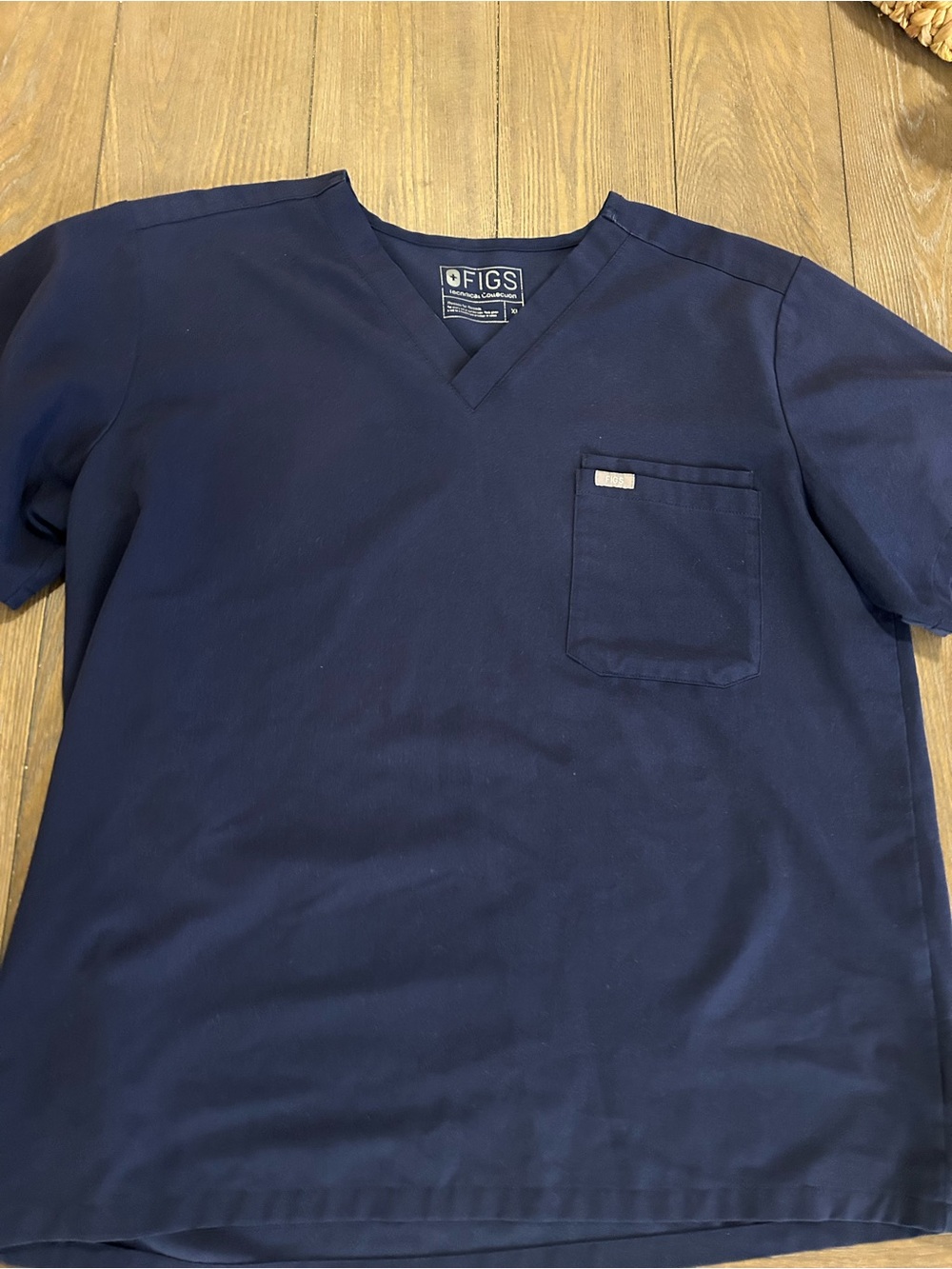 FIGS Men’s Navy V-Neck Shirt